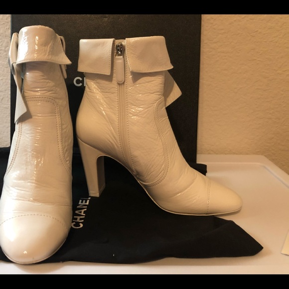 Chanel white  crumpled lambskin short boots - Picture 3 of 4